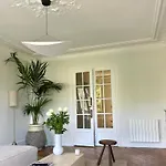 2 Bedroom Stylish Apartment Central Paris