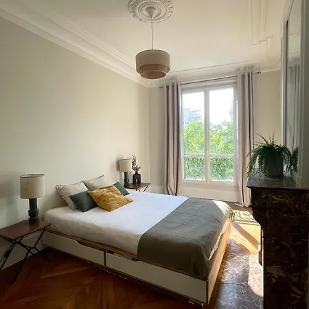 2 Bedroom Stylish Apartment Paris