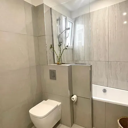 2 Bedroom Stylish Apartment Paris