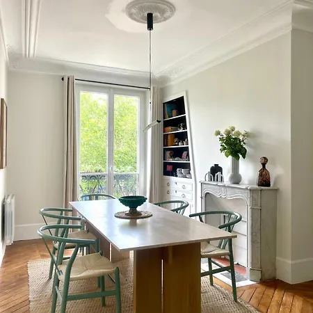 2 Bedroom Stylish Apartment Paris